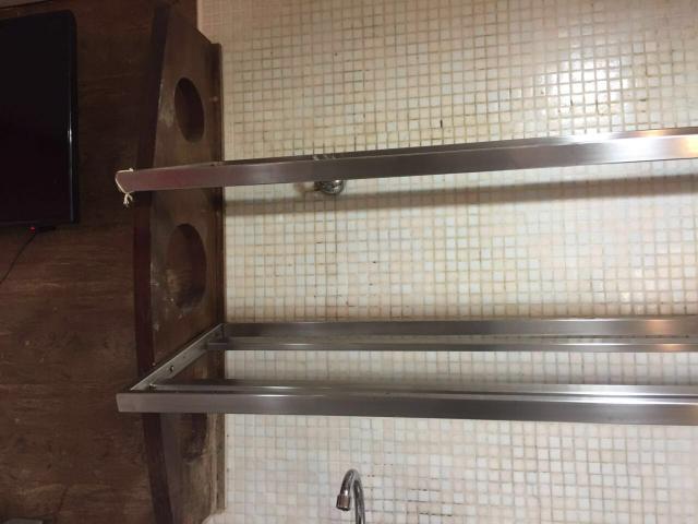 Suporte de madeira com prateleiras de inox