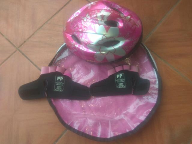 Capacete e luva bicicleta