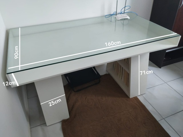 Mesa com tampo de vidro e prateleiras