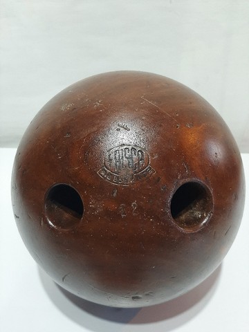 Bola de boliche em madeira antiga