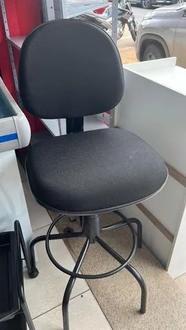 Cadeira caixa giratória com regulagem de altura 