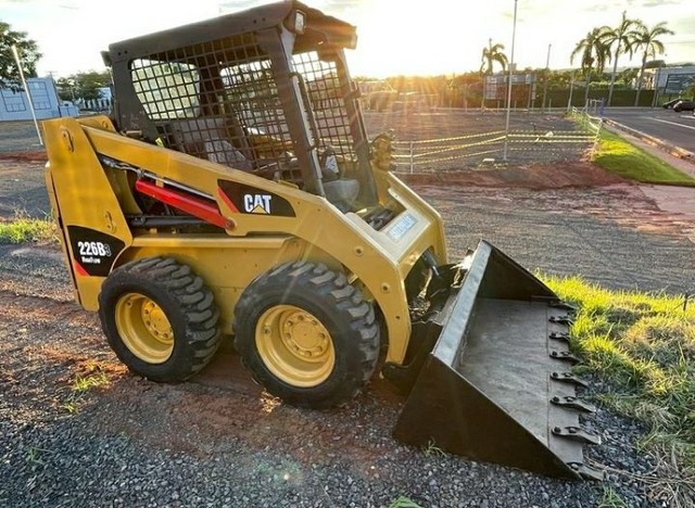 Mini-Carregadeira caterpillar 2013