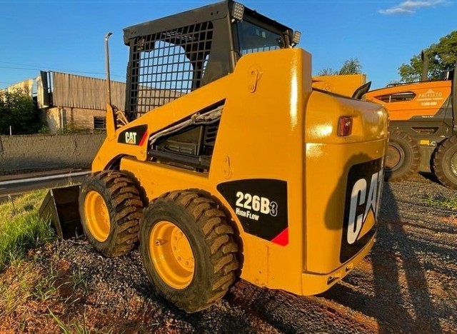 Mini-Carregadeira caterpillar 2013 - Foto 5