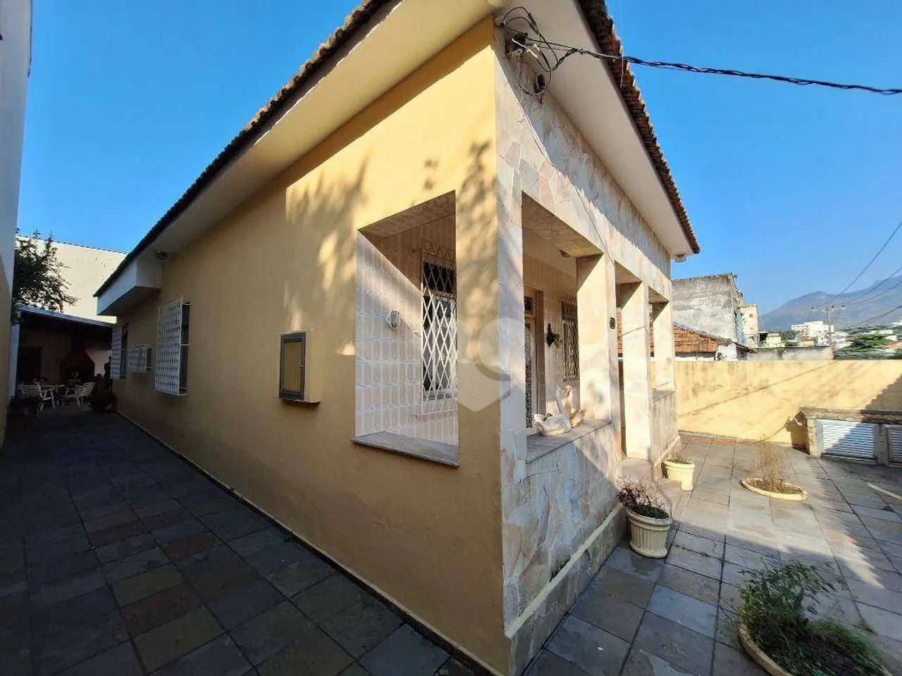 Piedade, Casa Linear em centro de terreno, varandão, 3qts, 6 vagas, quintal $690.000,00 -  - Foto 3