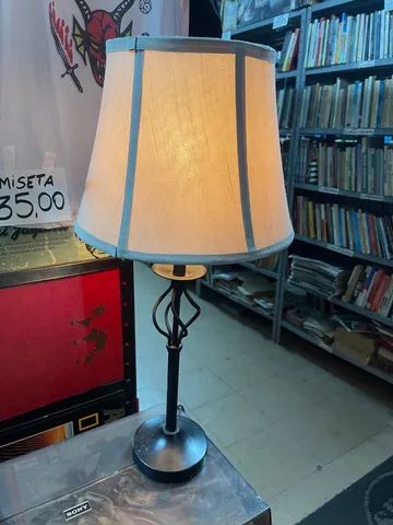 Abajur antigo com base de ferro com chave de liga desliga