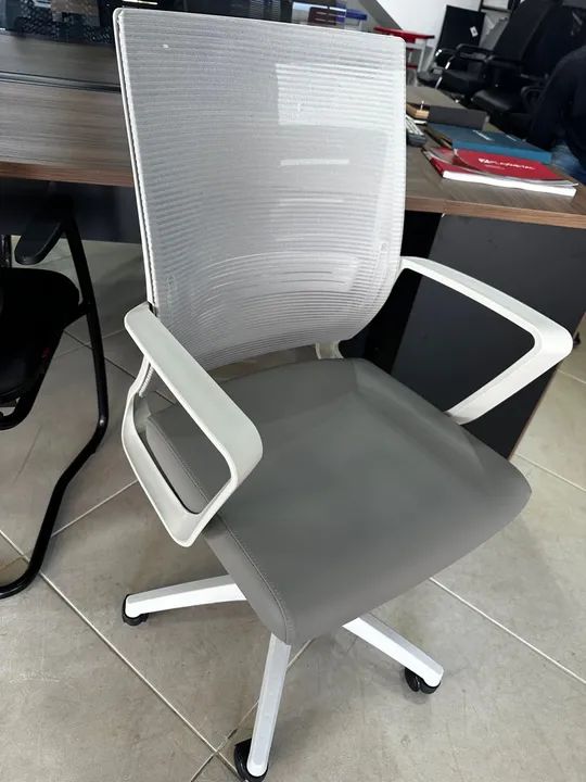Cadeira de Escritório CINZA Giratória com Rodinhas - Foto 5
