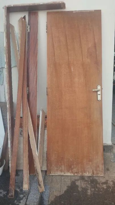 Porta de madeira completa com batende. 