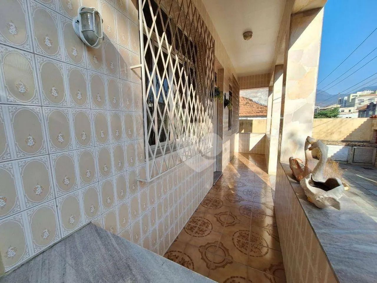 Piedade, Casa Linear em centro de terreno, varandão, 3qts, 6 vagas, quintal $690.000,00 -  - Foto 7
