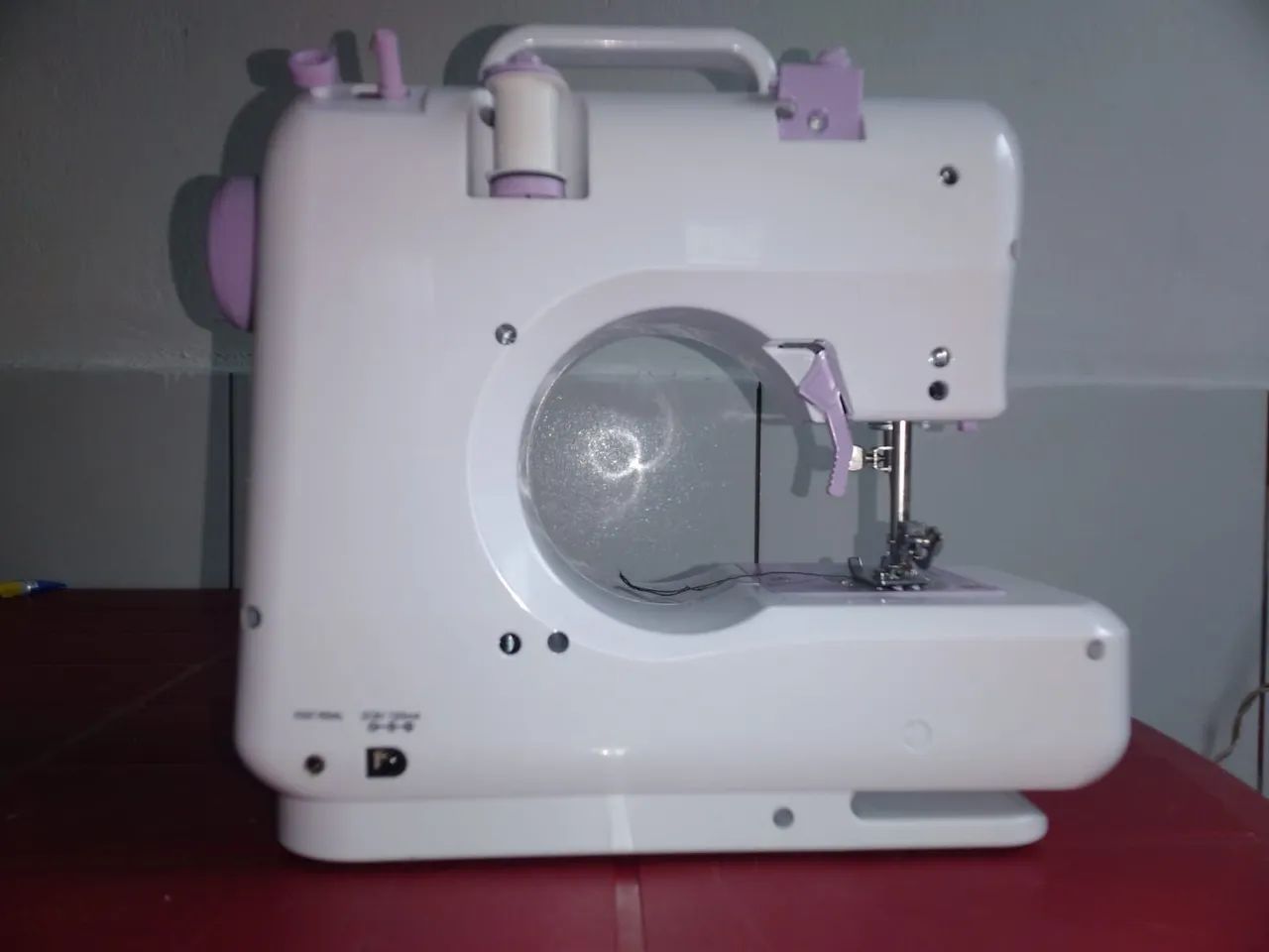 Máquina de Costura com acessórios. - Foto 3