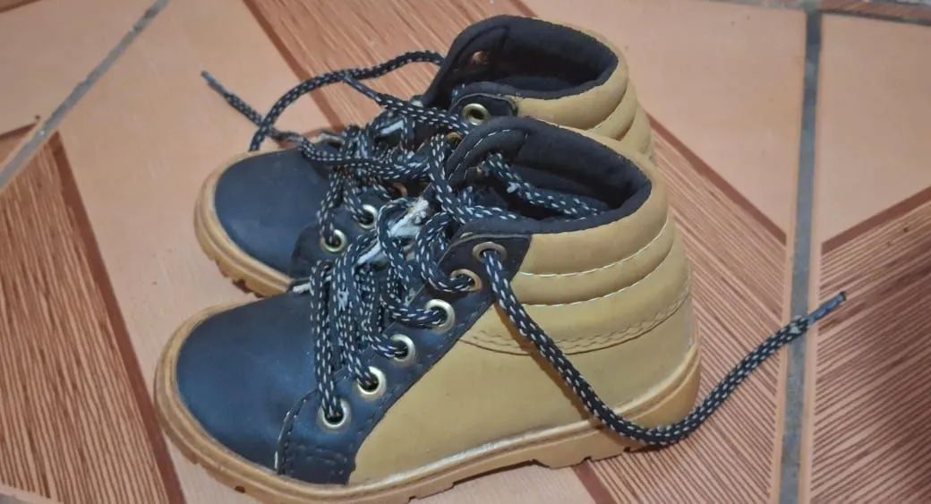 Botas de Bebê - Tamanho 23