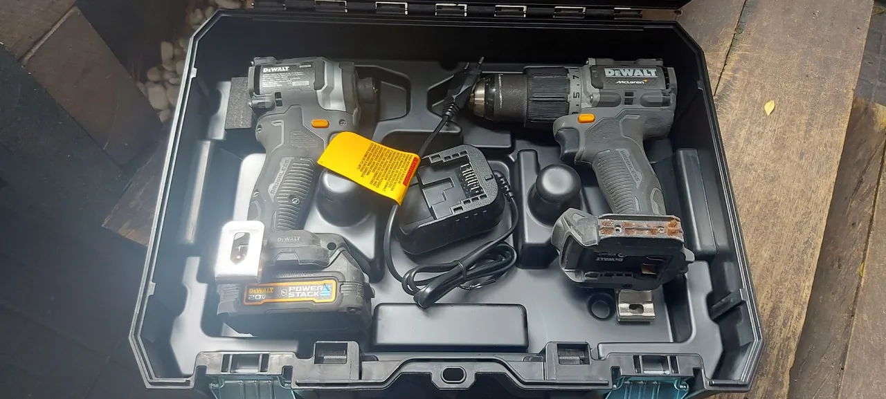 Combo Parafusadeira e Furadeira DeWalt Mclaren