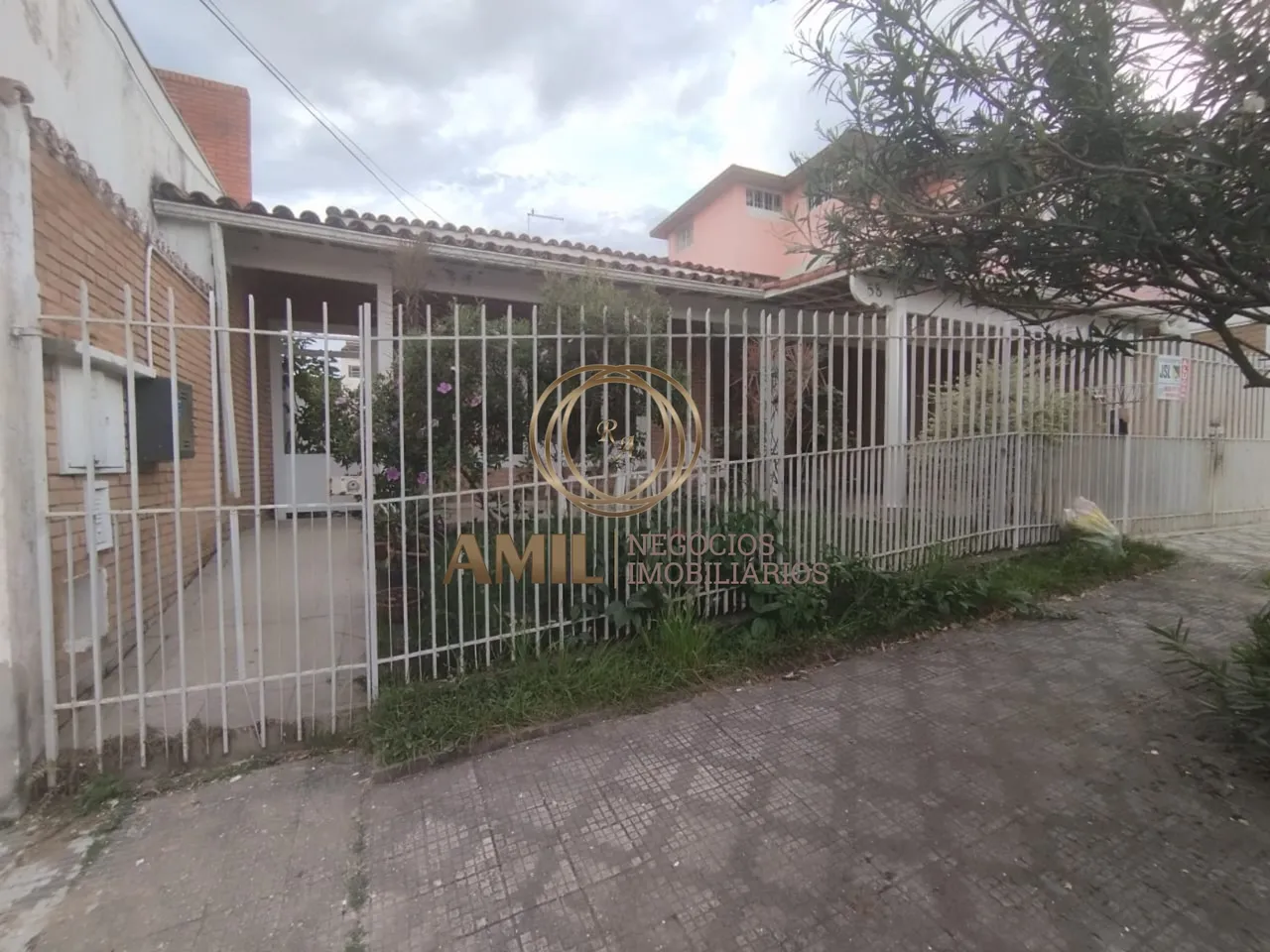 Casa para locação na Vila São João, Caçapava-SP: 5 quartos, 3 suítes, 2 salas, 5 banheiros