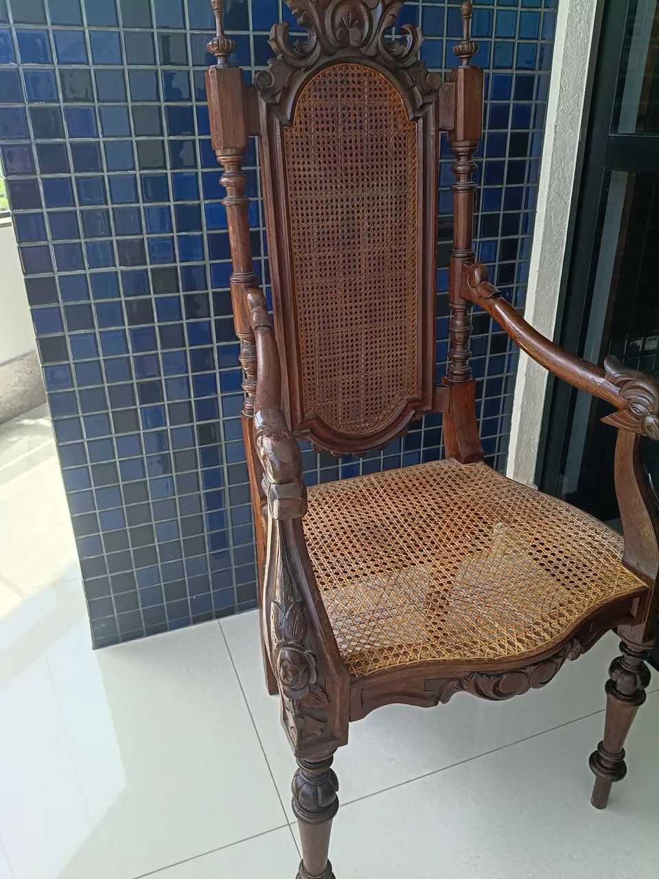 Poltrona estilo império com assento e encosto de palinha - Foto 5