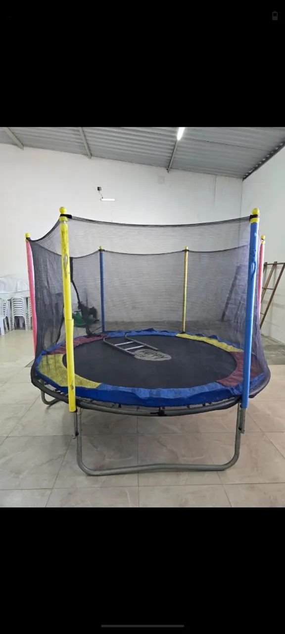 Cama elástica infantil com rede de proteção