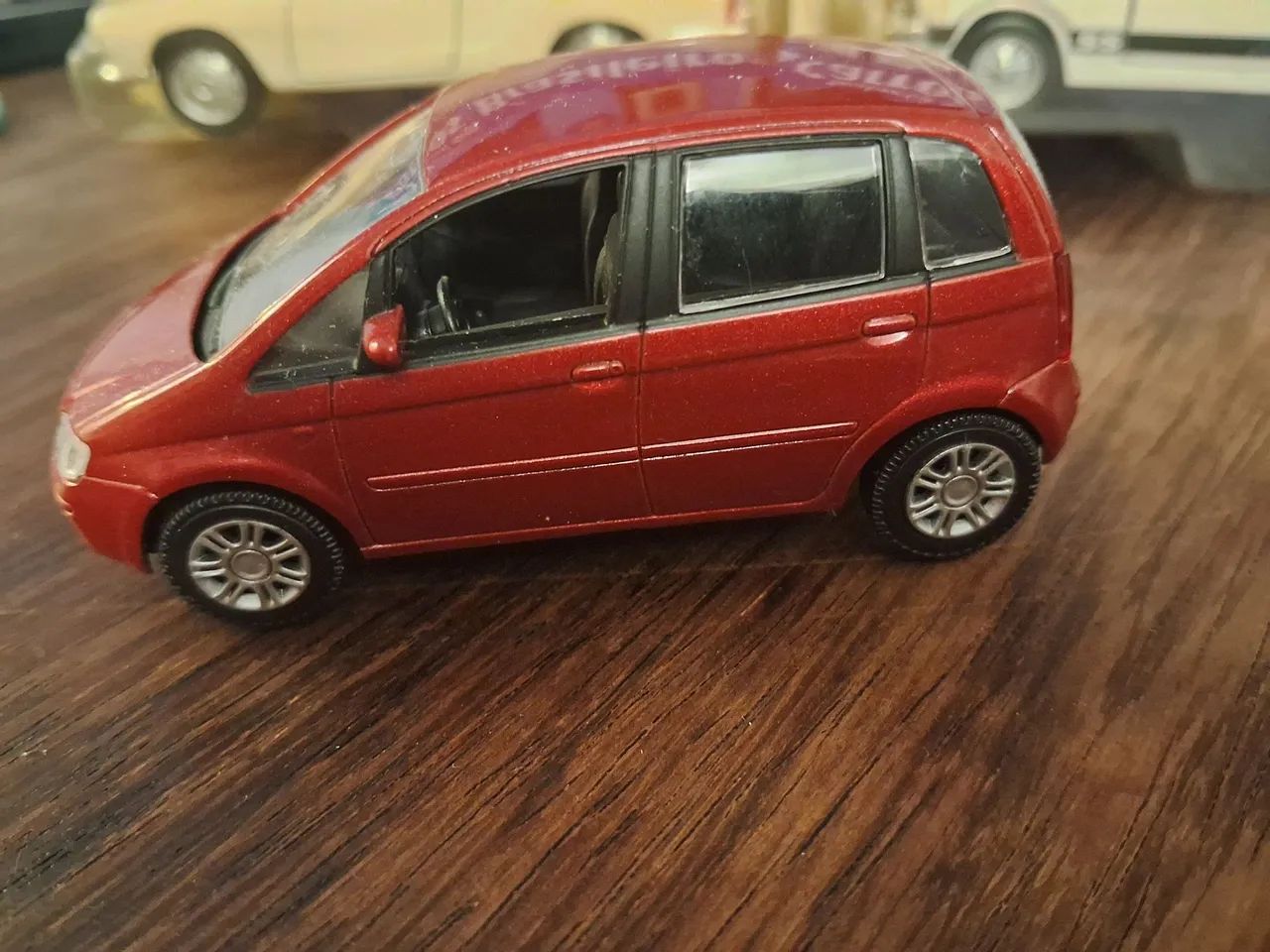 Linda réplica Fiat Idea na cor vinho