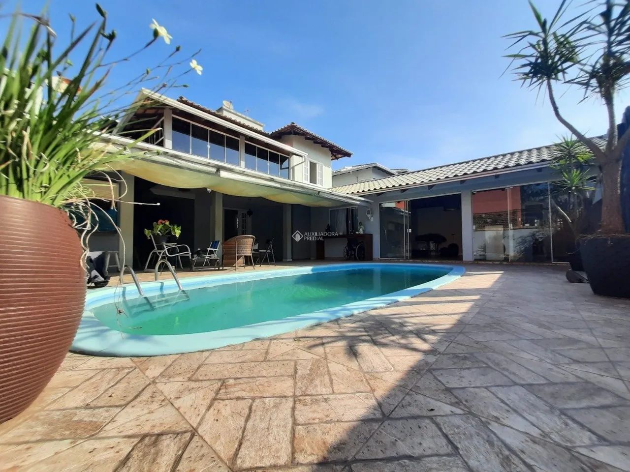 Casa com 5 quartos a venda na praia dos amores em Balneário Camboriú- SC.