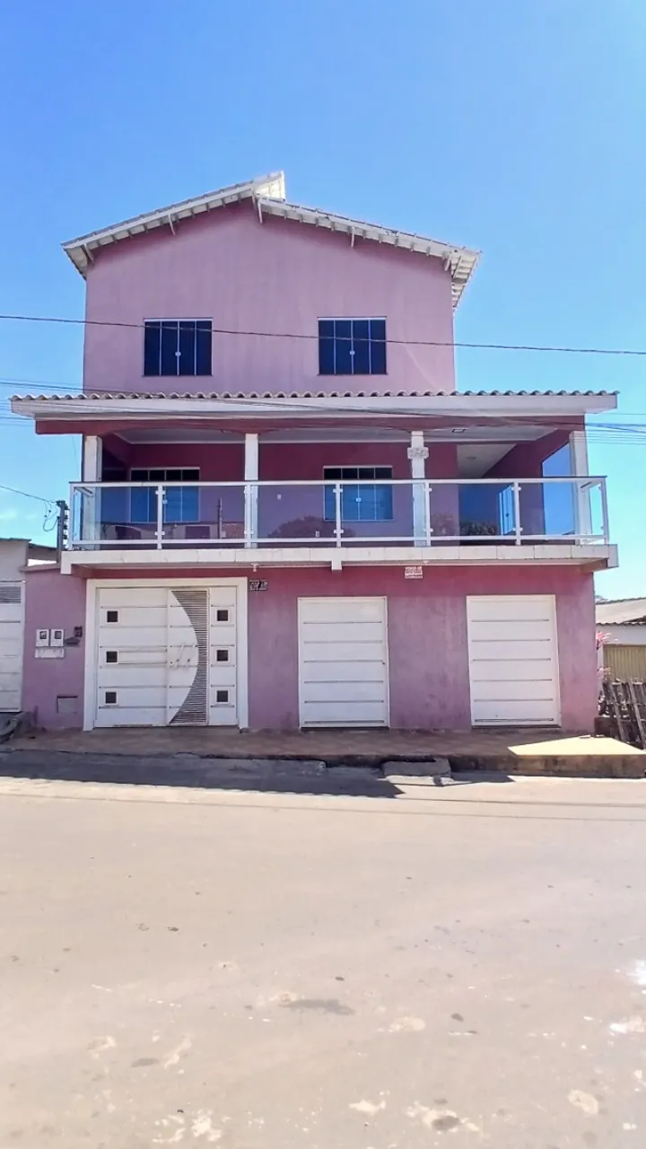 1 sobrado com um ponto de comércio em baixo e uma casa no fundo com área de churrasqueira.