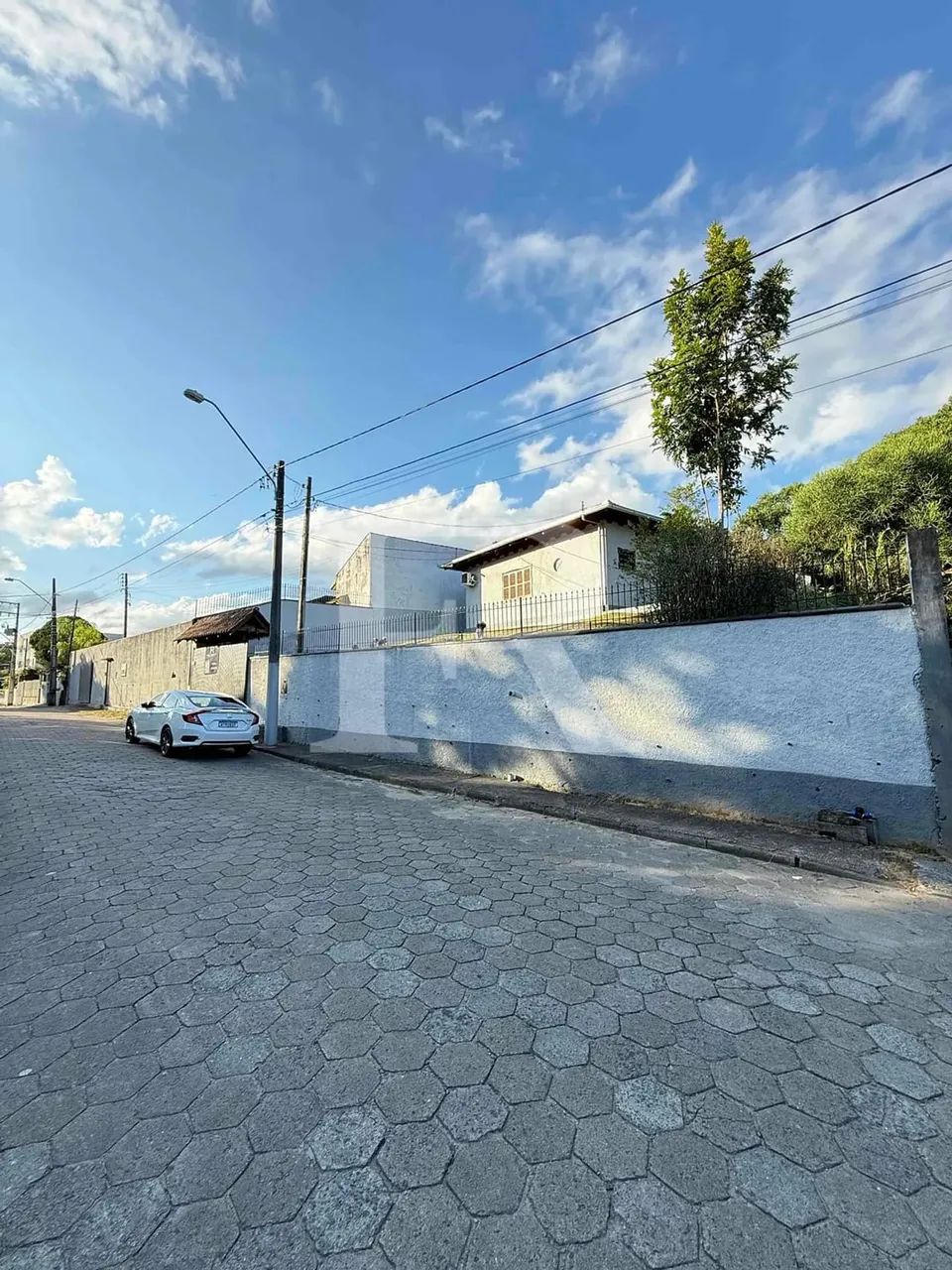 Residencial e Comercial! Casa com Cômodos Amplos e Quintal Espaçoso  Venda e Locação em Sa - Foto 2