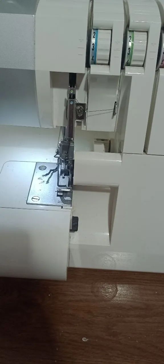 Máquina Ultralock Singer semi-nova! 