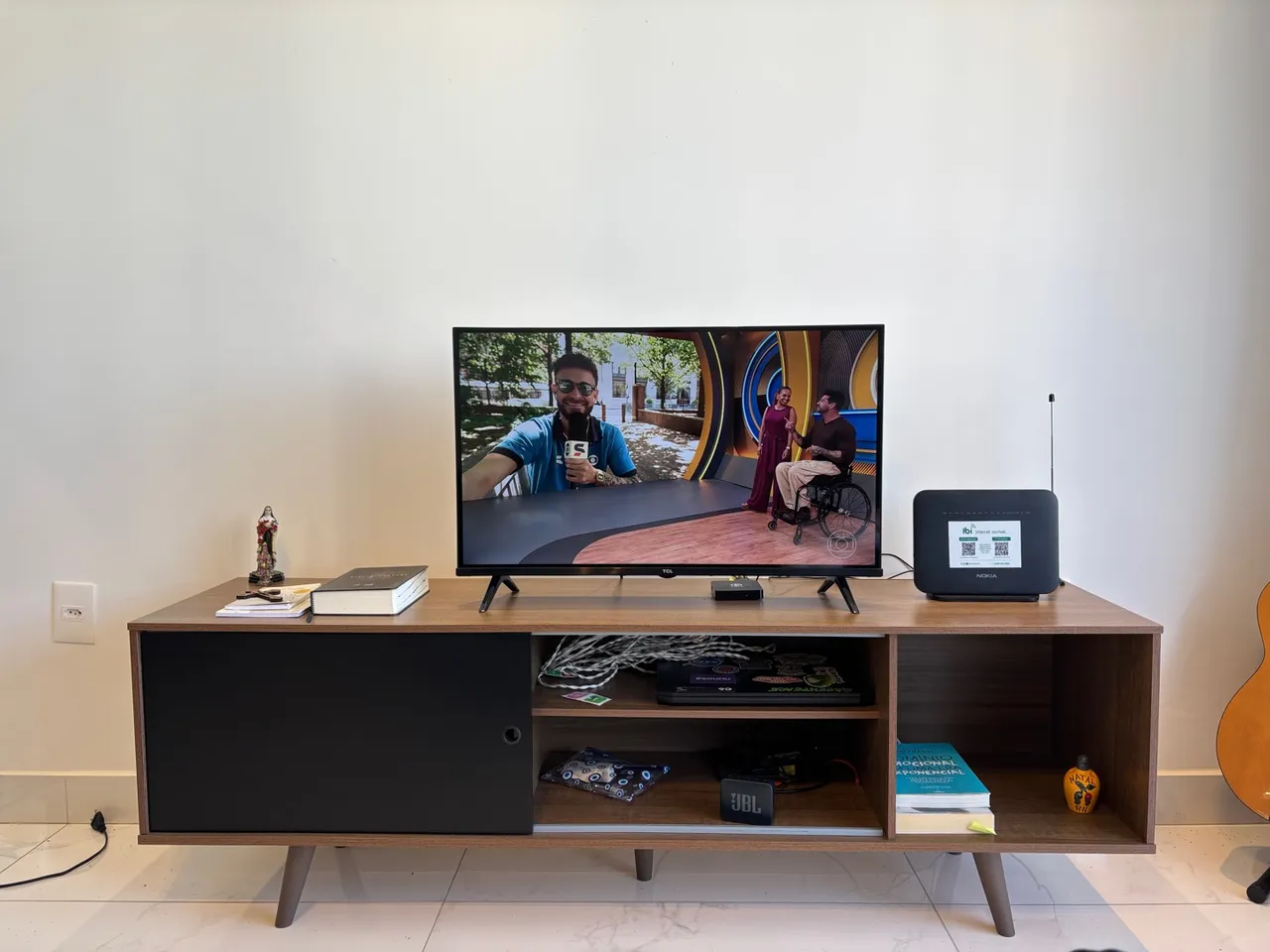 Rack de TV Moderno com Design Amadeirado