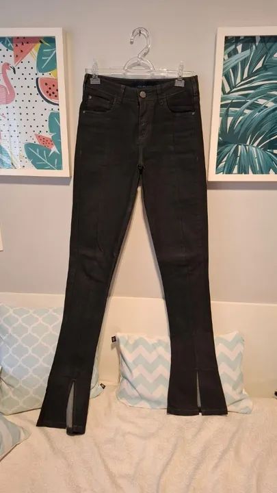Calça jeans preta com abertura frontal brilhante