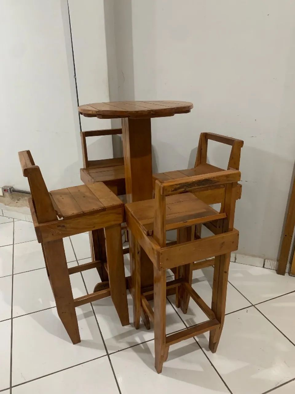 Conjunto de mesa bistrô madeira com 4 banquetas - Foto 5