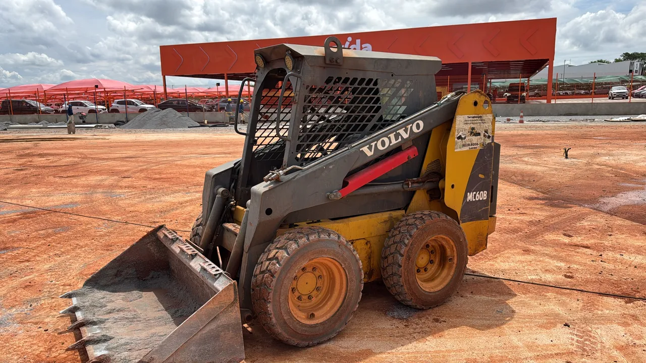 Mini Carregadeira Volvo MC60B