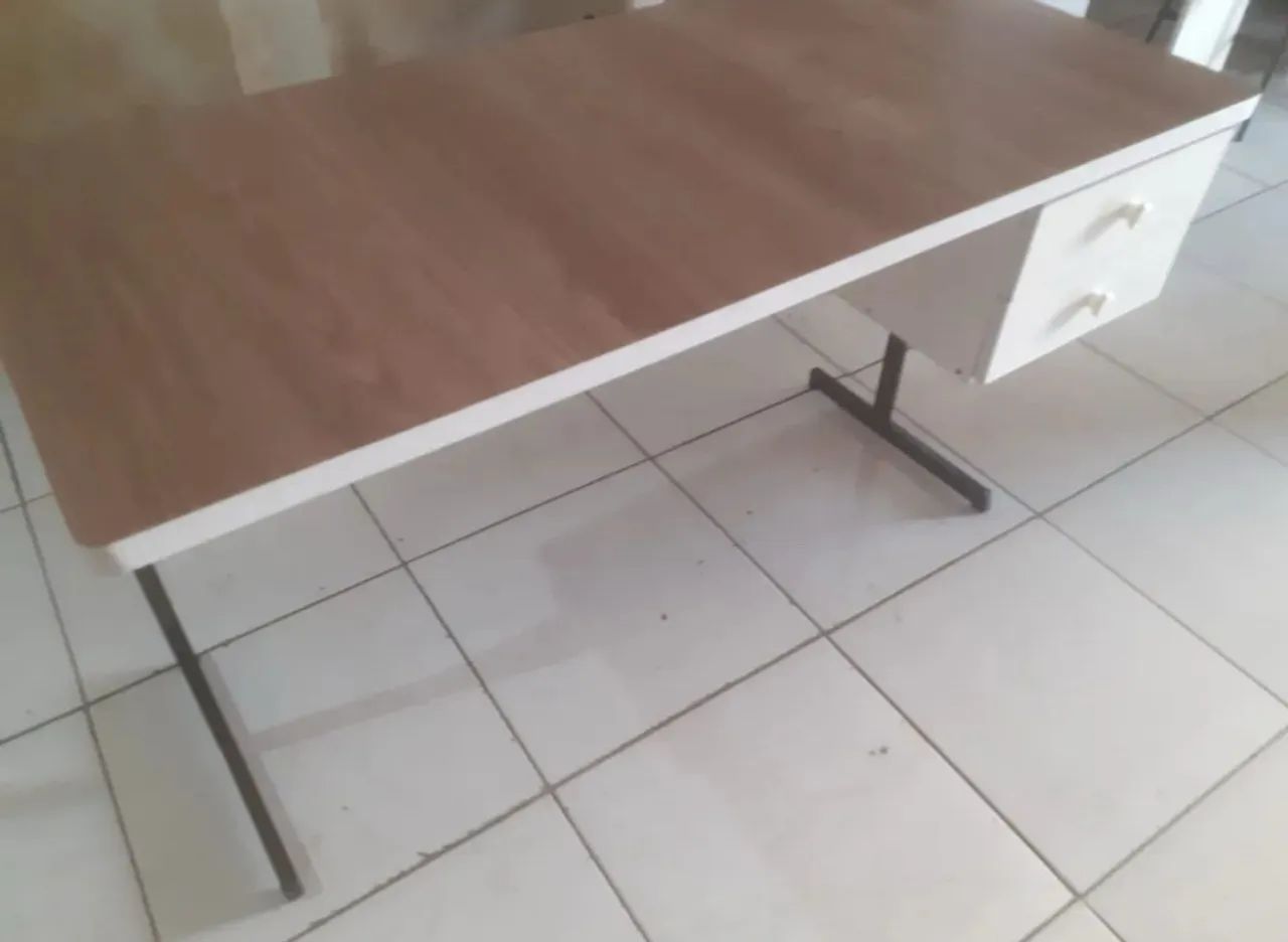 01- Mesa de Escritório com Gavetas e Perna de Ferro