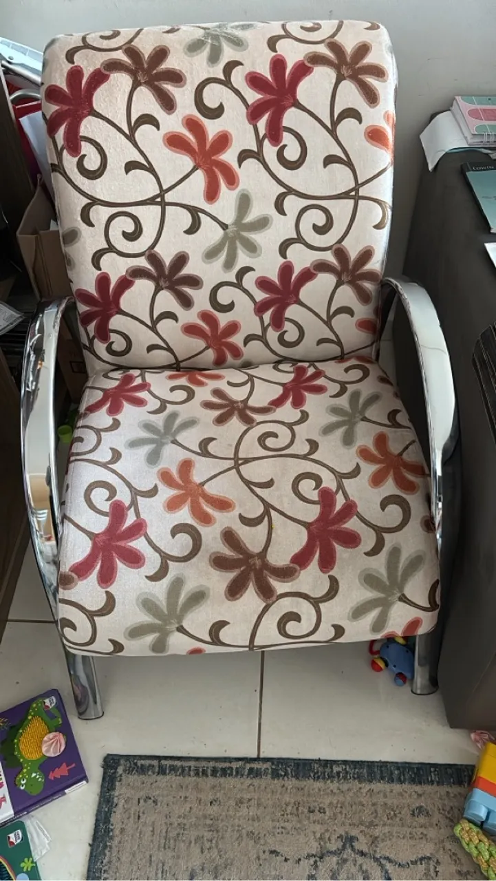 Cadeira Decorativa com Estampa Floral