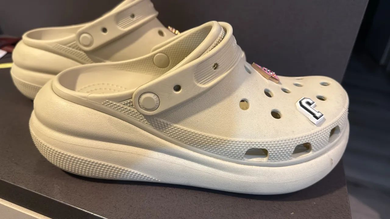 Crocs original, cor bege tamanho 39 BR, veste perfeitamente quem calça 38. - Foto 3