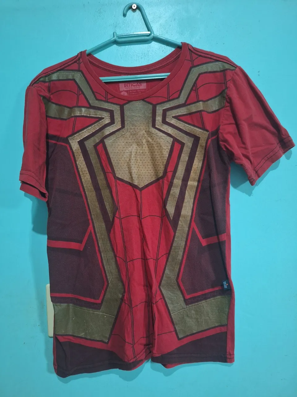Camisas masculinas por 25 reais cada