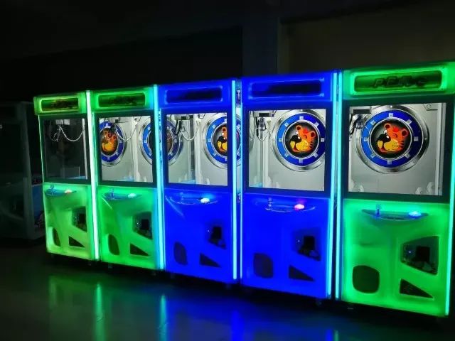 maquina de pelucia  pegar bichinhos NOVA