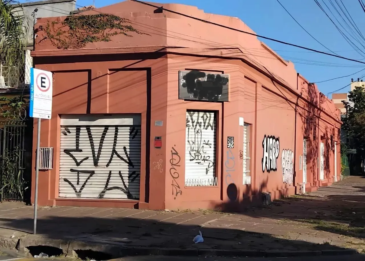 Predio com lojas no bairro comercial da Azenha