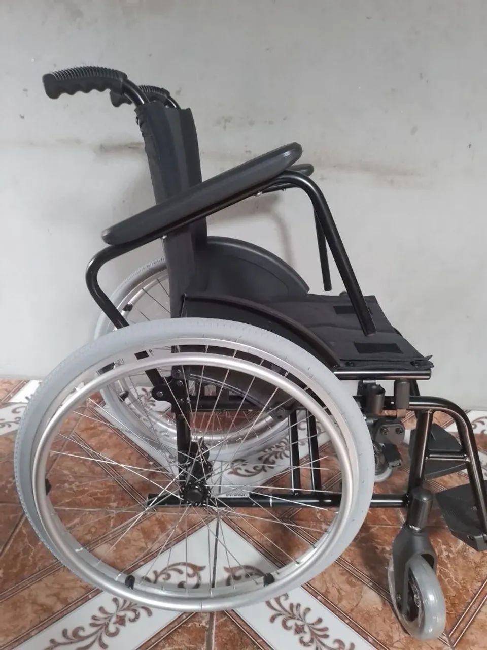 Cadeira de Rodas Confortável e Durável - Foto 2