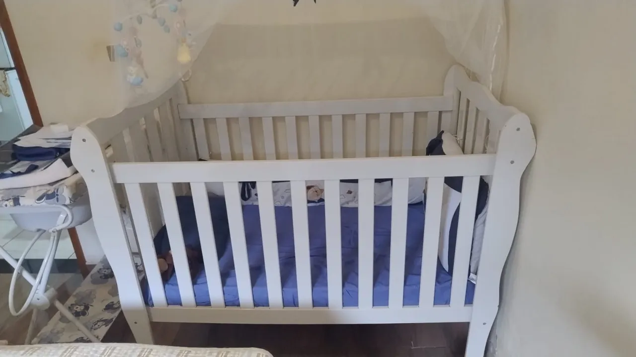 Berço branco com design elegante