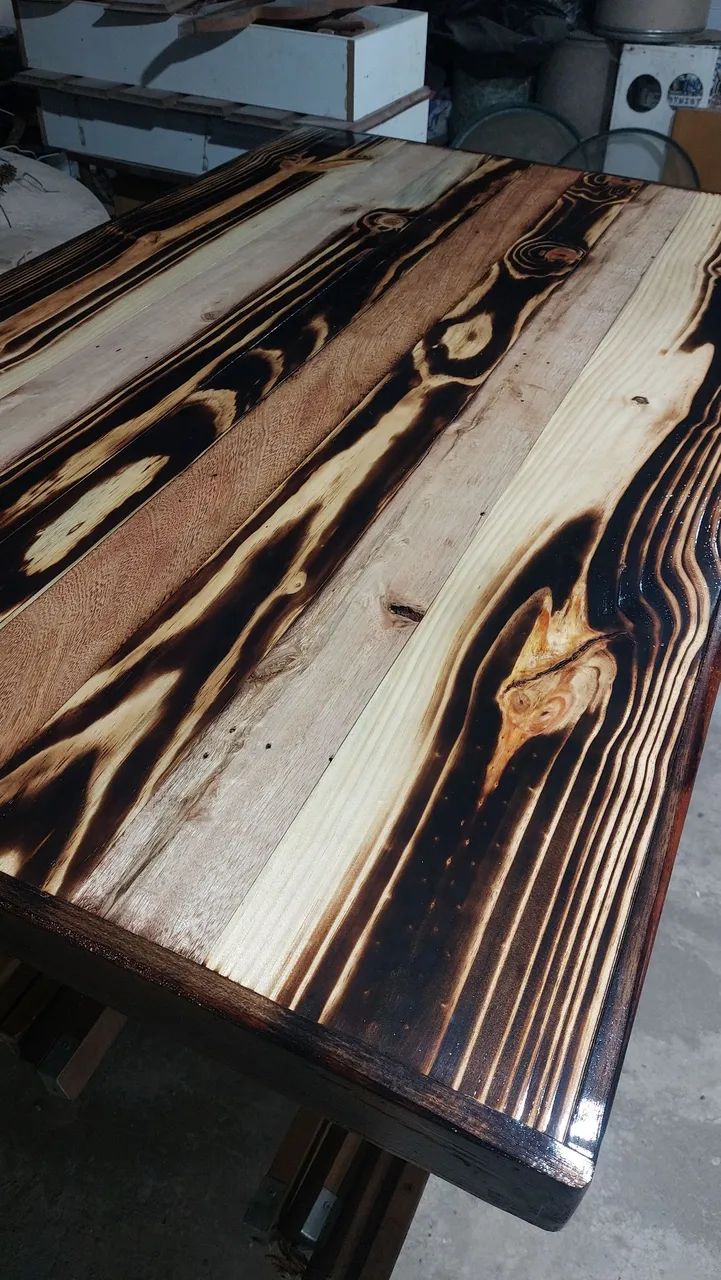 Mesa de madeira rústica 