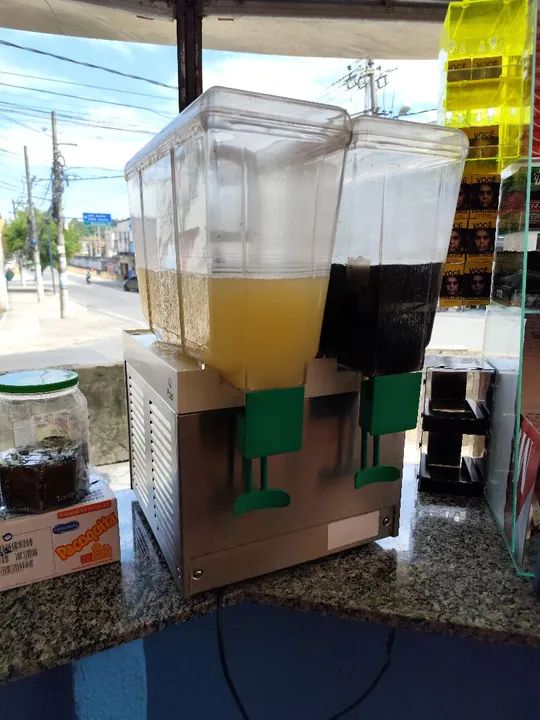 Refresqueira semi - nova. Excelente estado de conservação. 