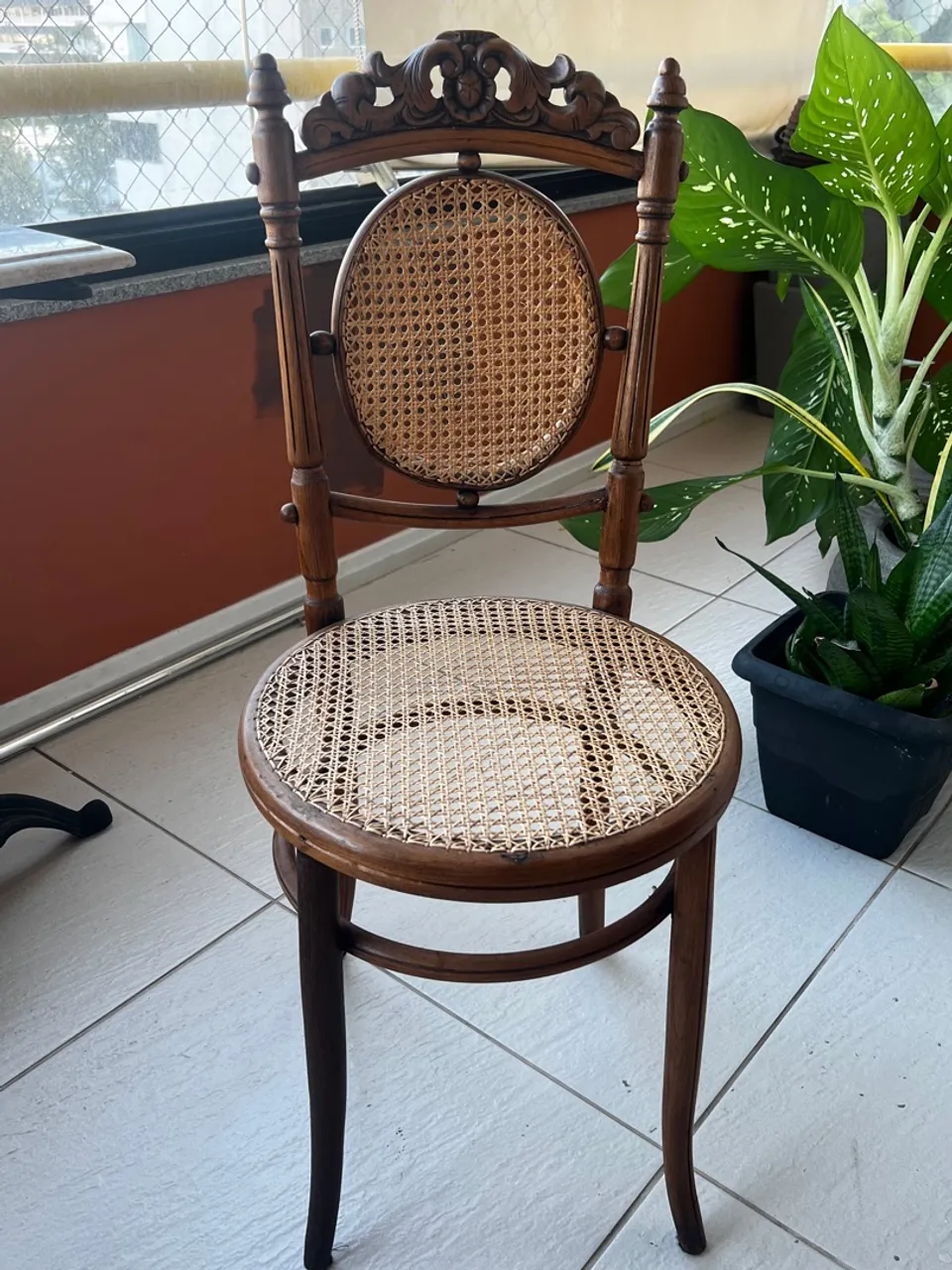 Cadeira de Madeira com Detalhes e Assento em Palha