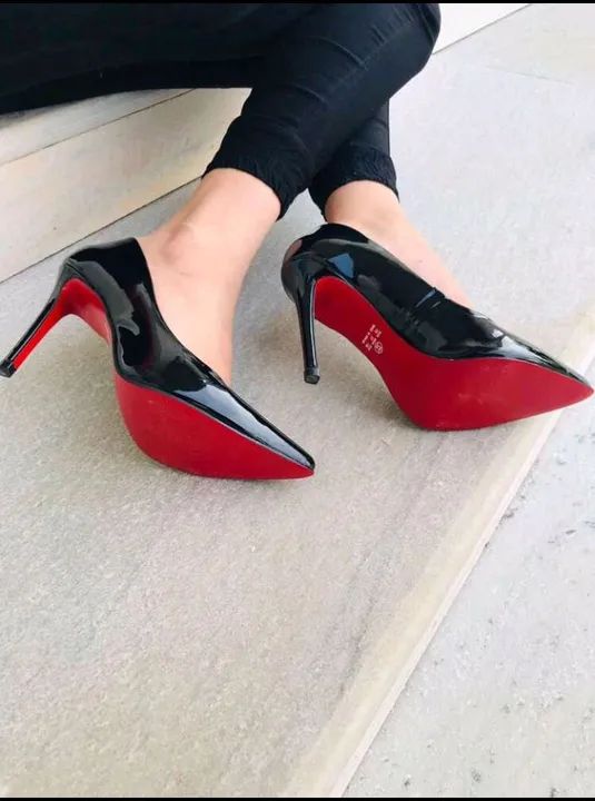Salto Alto Scarpin Preto de Solado Vermelho - Foto 5