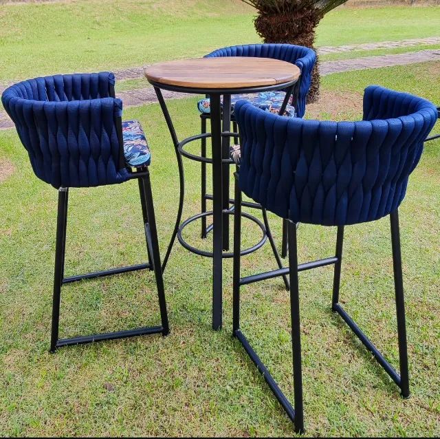 BISTRÔ COM BANQUETAS DE TRICÔ NÁUTICO