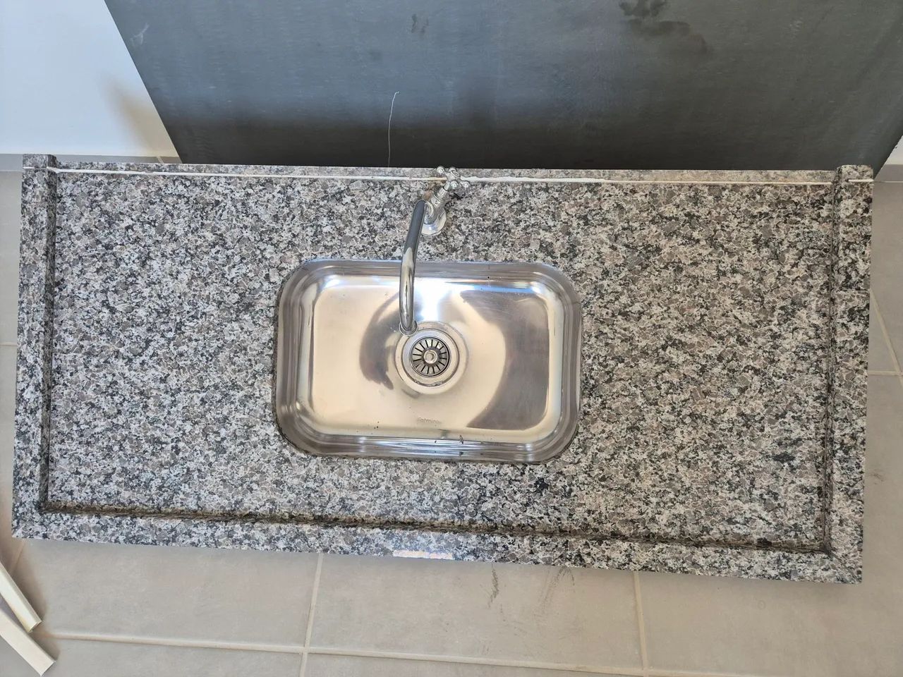Pia em granito com Cuba  + torneira de cozinha
