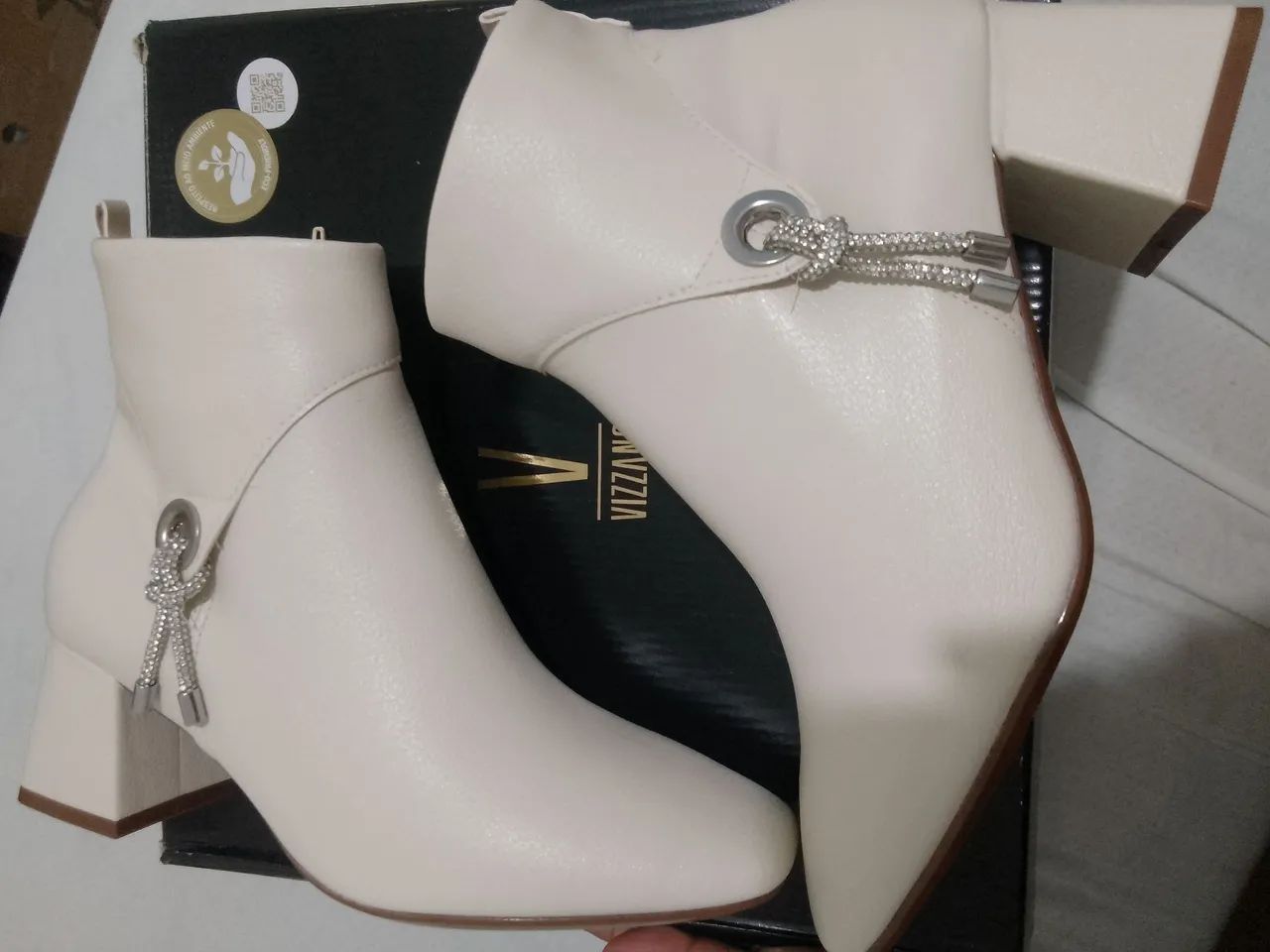 Bota Da Vizzano, branca com detalhe em cristal. - Foto 3