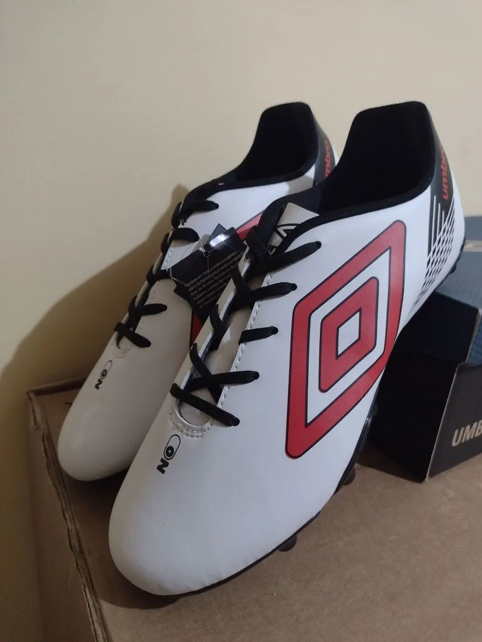 Tênis Adidas Preto com Detalhes Dourados - Foto 4