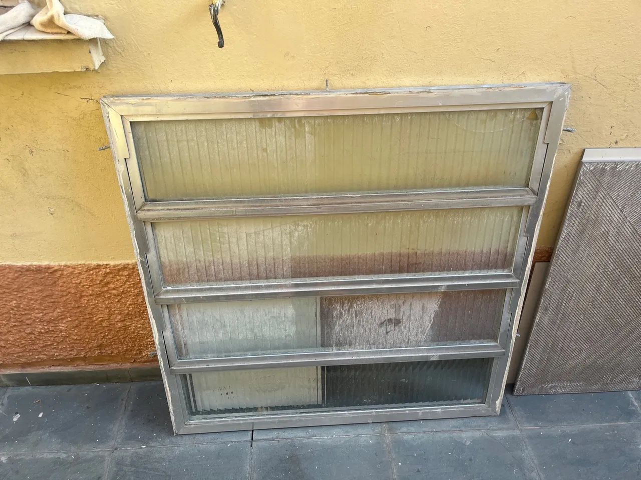 Janela de Alumínio com Vidro - Usada   Vitro basculante 100x100 