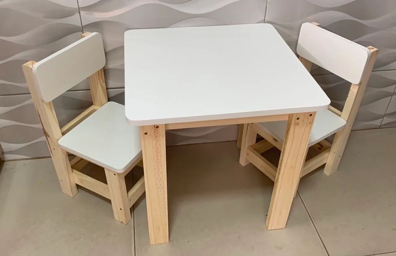Mesa de madeira infantil com 2 cadeiras