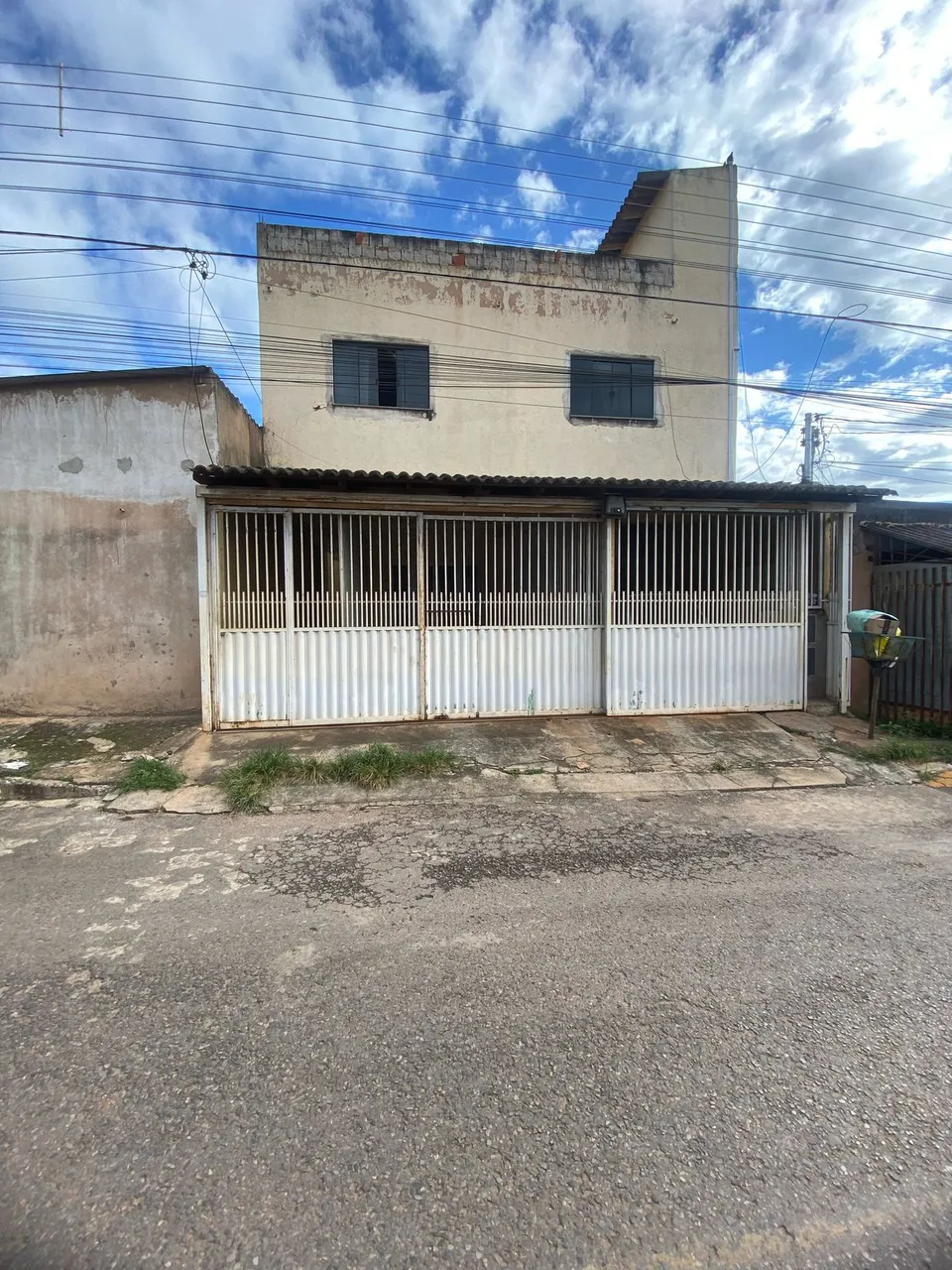Aluga-se casa no paranoá.
