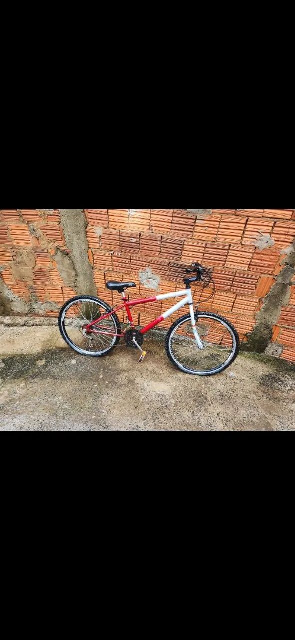 Bicicleta vermelha e cinza aro 26