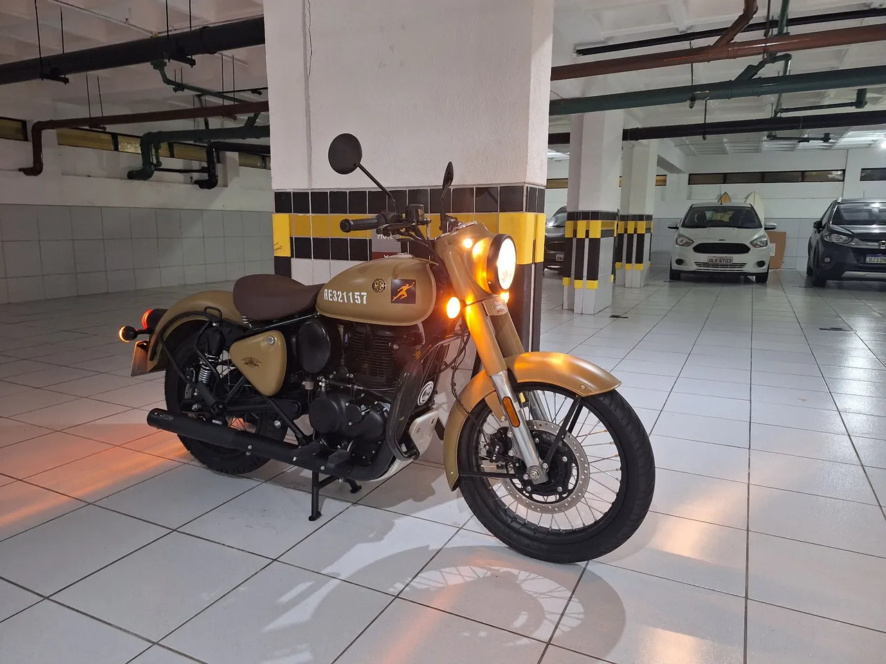 Royal Enfield Classic Signals estado de zero km com apenas 550 km.