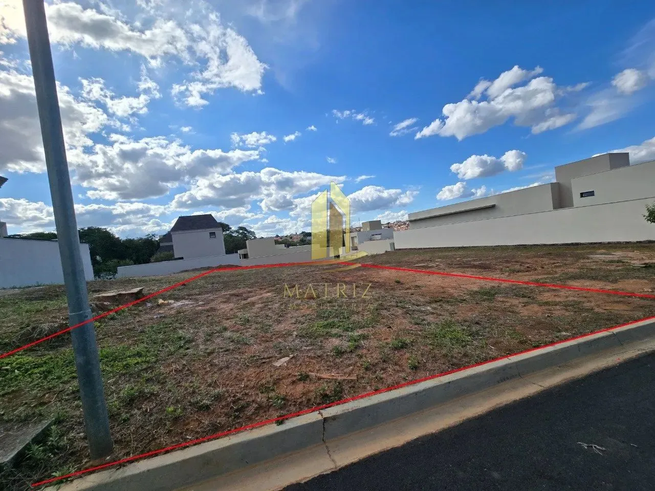 Terreno em condomínio fechado, 490m², região nobre