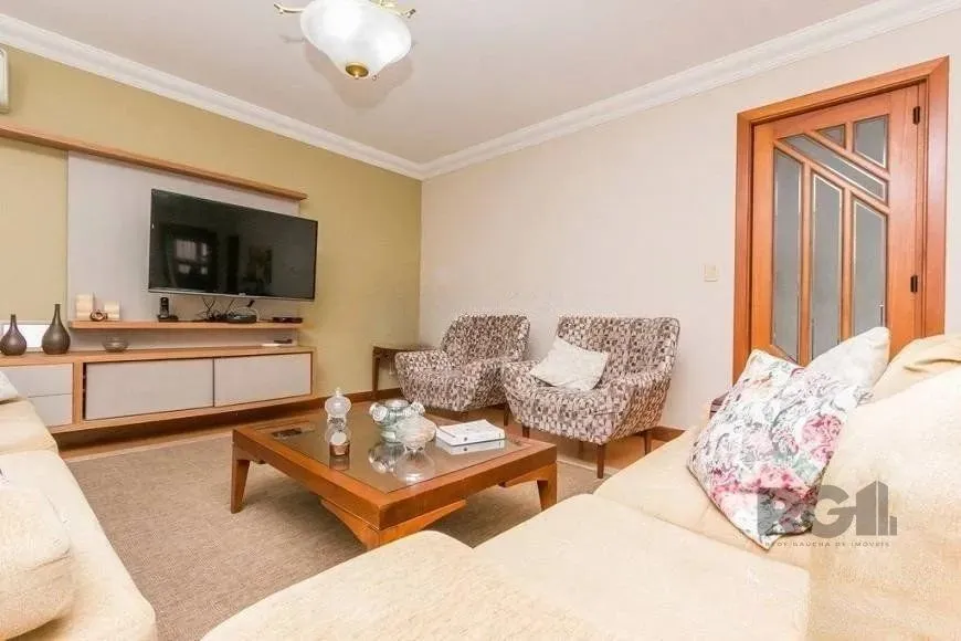 Casa de 380m² - 4 dormitórios, 2 suítes, 4 vagas no bairro Bom Jesus